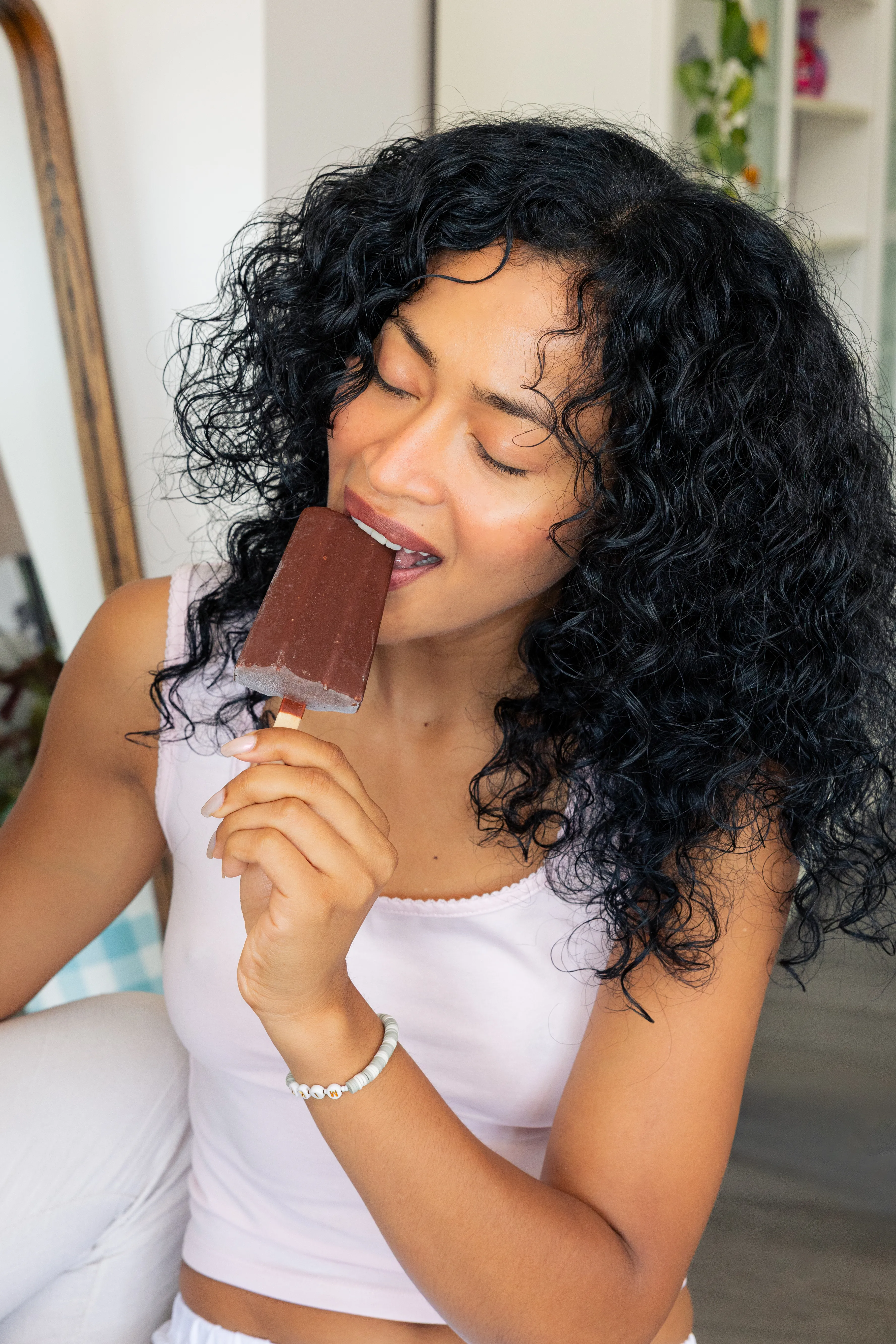 Persona disfrutando de un helado Runakay de Bombón Vegano