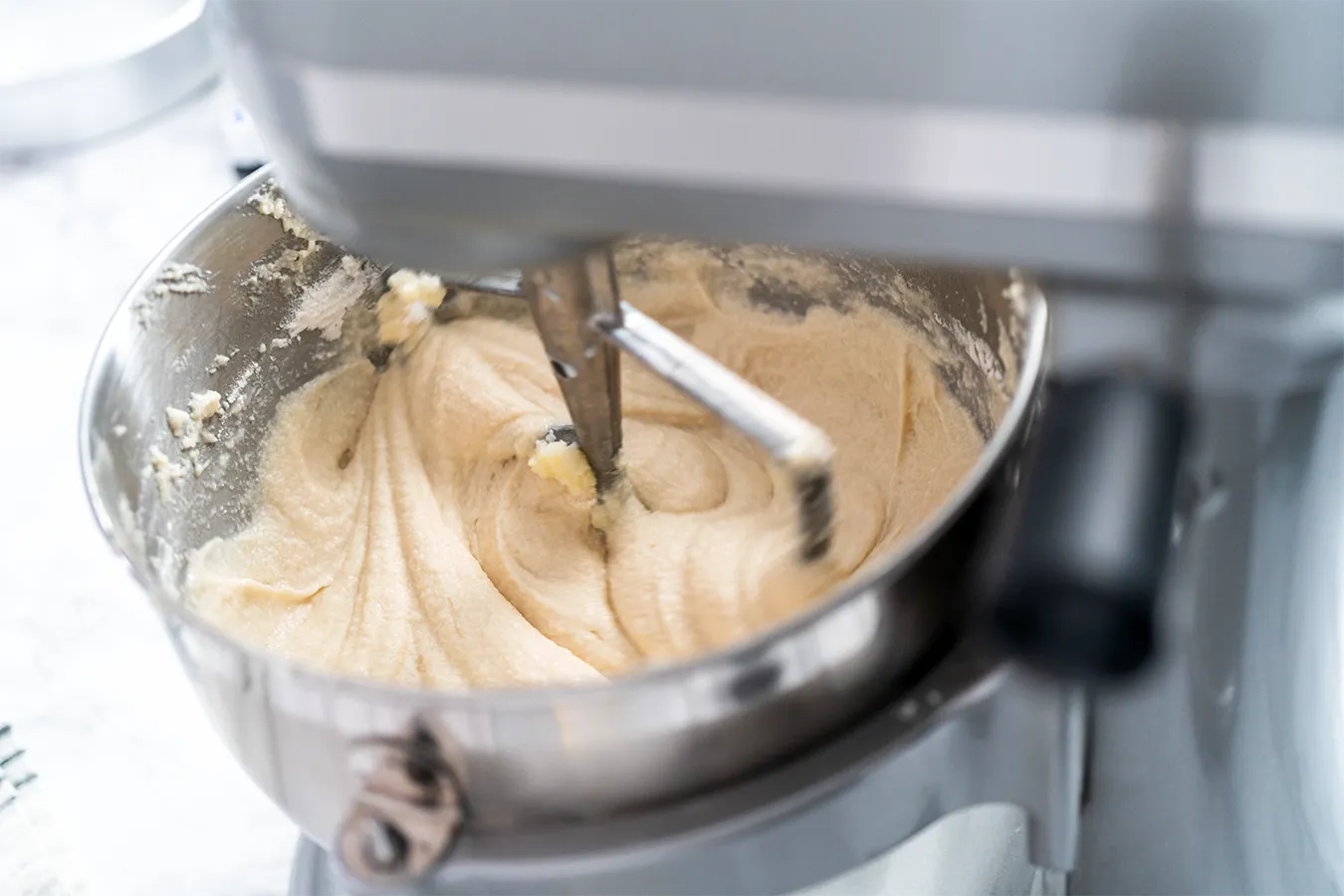 Batidora amasando la base de helado artesano en el obrador Runakay