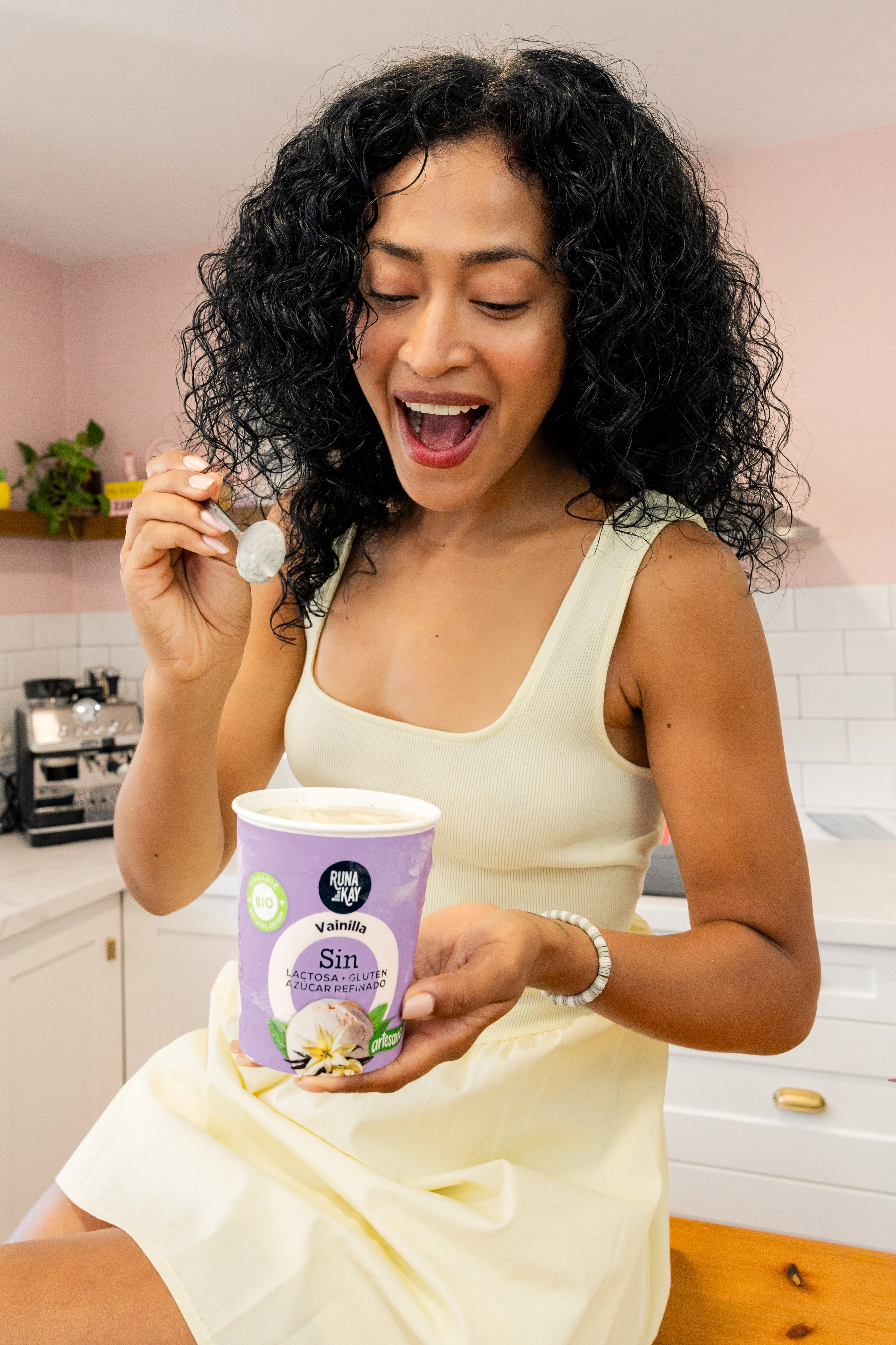 Persona disfrutando de un helado Runakay de Vainilla