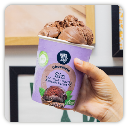 Tarrina de helado de Chocolate Runakay sostenida en la mano