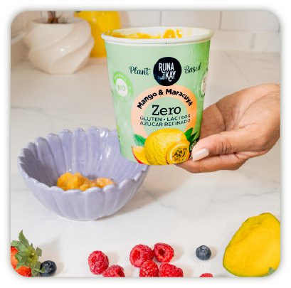 Tarrina de helado Mango y Maracuyá Runakay servida con fruta fresca
