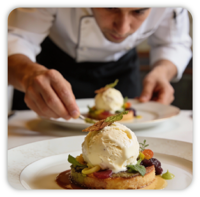 Chef emplatando un postre con helado Runakay